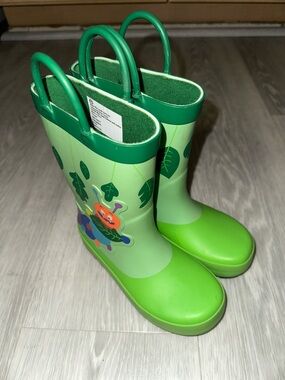 NWT Cat & Jack Green Kids Rain Boots with Caterpillar Print